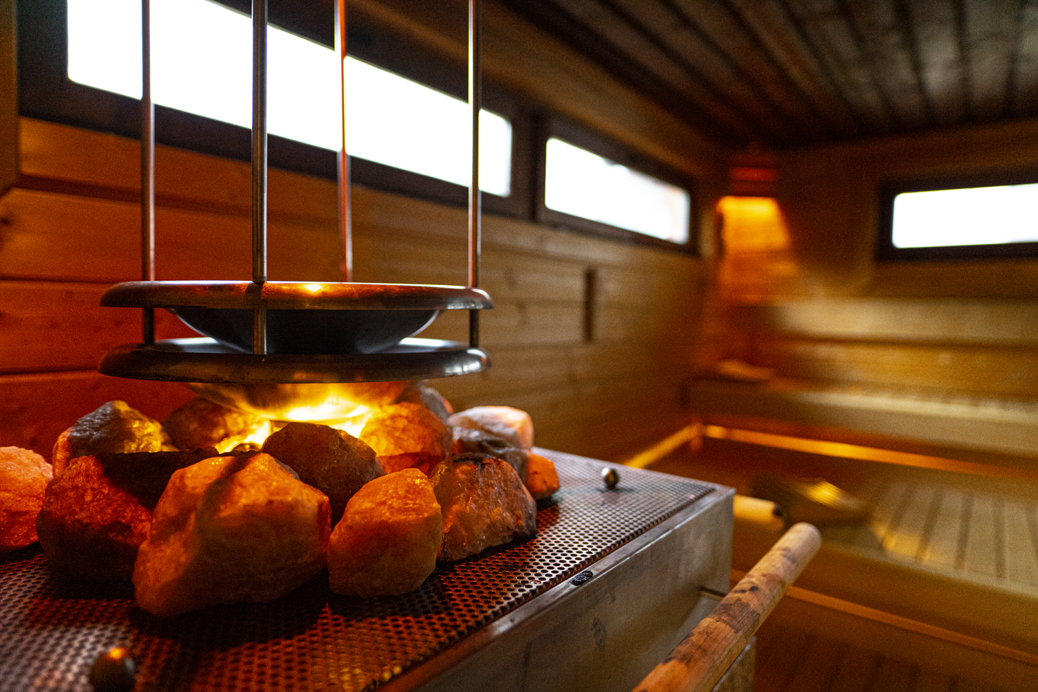 Moderner Saunaofen mit heißen Steinen im Saunaraum von SAUNA PUR