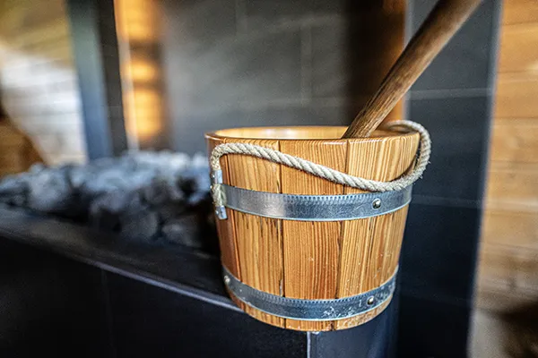 Traditioneller Holz-Aufgusskübel mit Schöpfkelle für Saunaaufgüsse