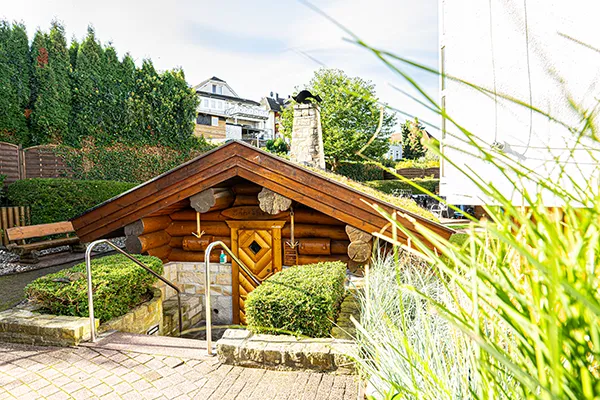 Traditionelles Blockhaus der Maa-Sauna im Saunagarten von SAUNA PUR