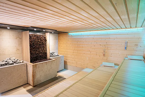 Innenraum einer Sauna mit integriertem Gradierwerk im Wellnessbereich von SAUNA PUR