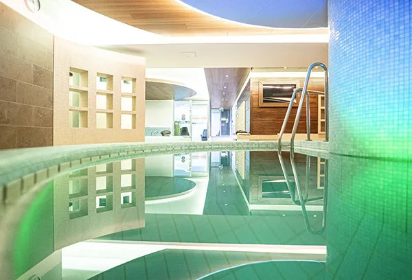 Heller Innenpool mit modernem Design im Wellness- und Saunabereich von SAUNA PUR