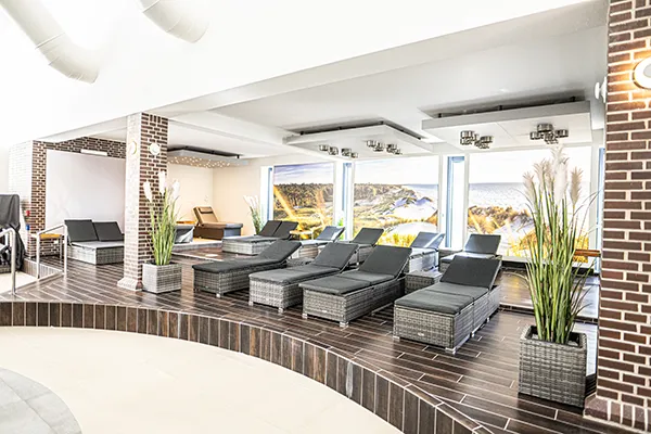 Heller Ruheraum mit zahlreichen Relaxliegen im Wellnessbereich von SAUNA PUR