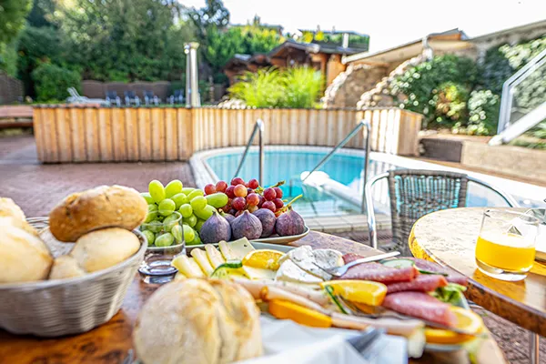 Frisches Obst und Snacks als Wellnessangebot im Außenbereich von SAUNA PUR
